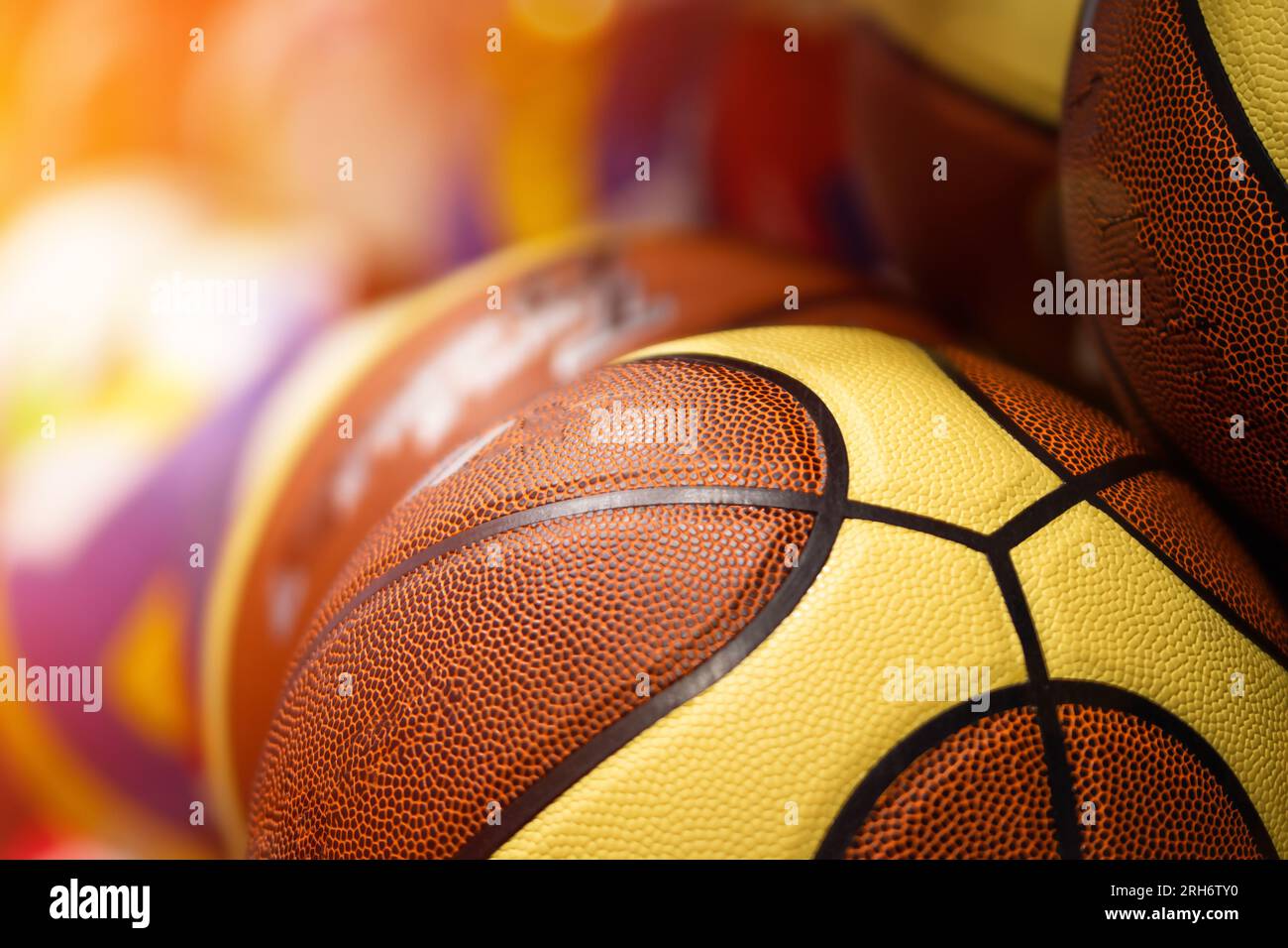Nahaufnahme von Basketballbällen, Basketballeinkäufe im Sportgeschäft Stockfoto