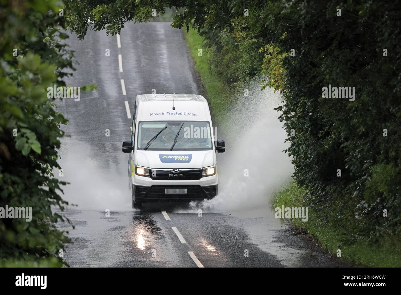 Teesdale, County Durham, Großbritannien. 14. August 2023. Wetter in Großbritannien. Mit einer gelben Wetterwarnung von MET Office bei starkem und anhaltendem Regen sowie Gewitter sind die Fahrbedingungen auf vielen Straßen in Nordengland aufgrund von tiefem Oberflächenwasser und Überschwemmungen schwierig. Kredit: David Forster/Alamy Live News Stockfoto