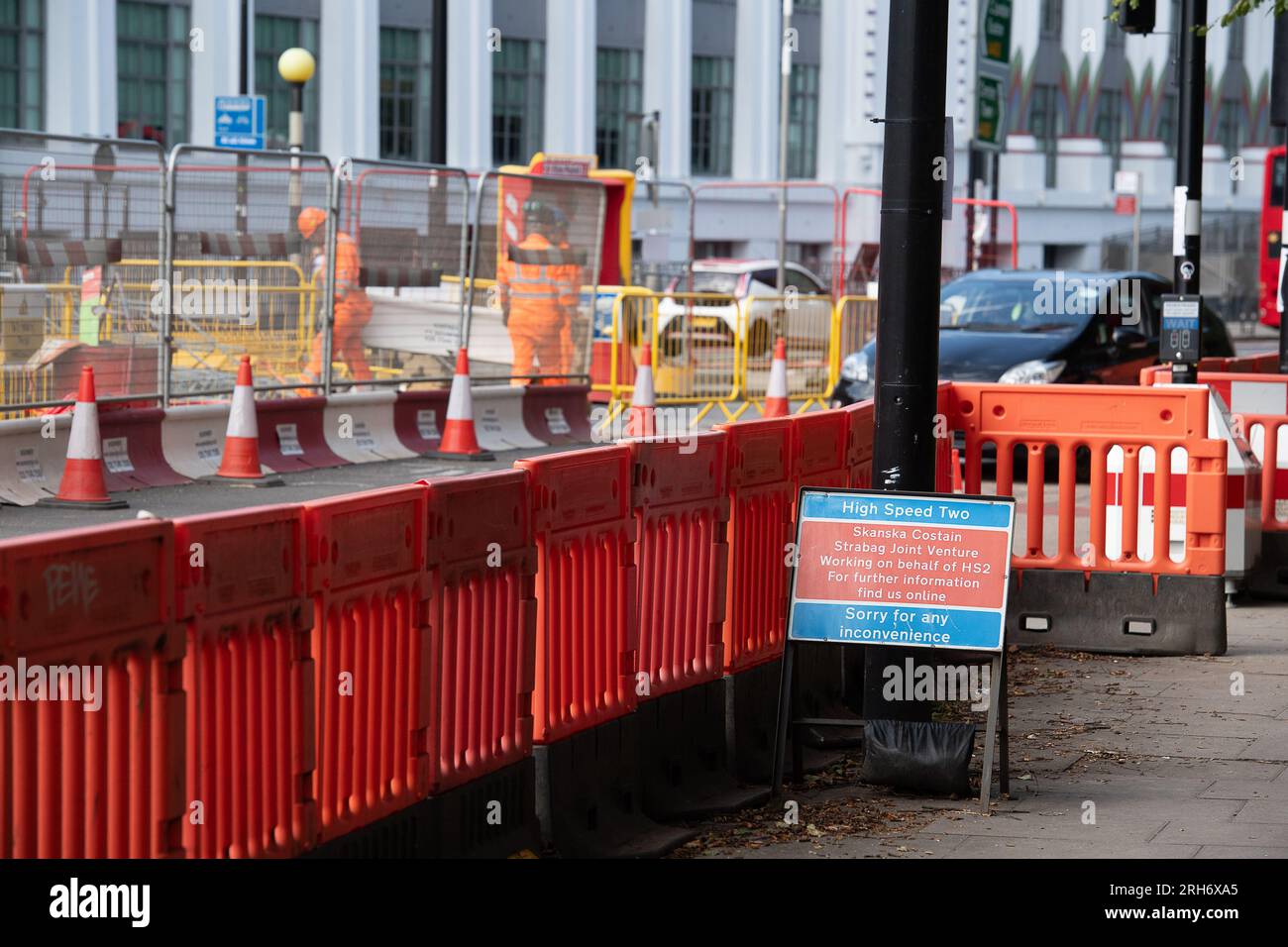 Camden, London, Großbritannien. 10. August 2023. HS2 Hochgeschwindigkeitsarbeiten auf einer Straße außerhalb eines HS2-Komplexes im Nordwesten Londons in Camden, in der Nähe der Euston Station. Die Arbeiten am Hochgeschwindigkeitsbahnprojekt HS2 in Euston in London wurden zwei Jahre lang ausgesetzt. Die beiden Tunnelbohrmaschinen für den Euston-Teil des Projekts sollen nächstes Jahr in der Old Oak Common Station unterirdisch vergraben werden, die dann wieder einsatzbereit ist, falls der zentrale Londoner Teil des viel kritisierten HS2-Projekts wieder grünes Licht erhält. HS2 liegt mit den aktuellen Kostenschätzungen für den Bau des Euston deutlich über dem Budget Stockfoto