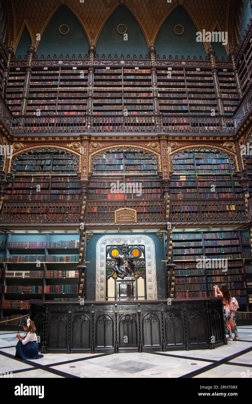 Rio de Janeiro, Brasilien: Besucher im königlichen portugiesischen Kabinett des Lesens, in der öffentlichen Bibliothek und in einer lusophonen kulturellen Institution Stockfoto