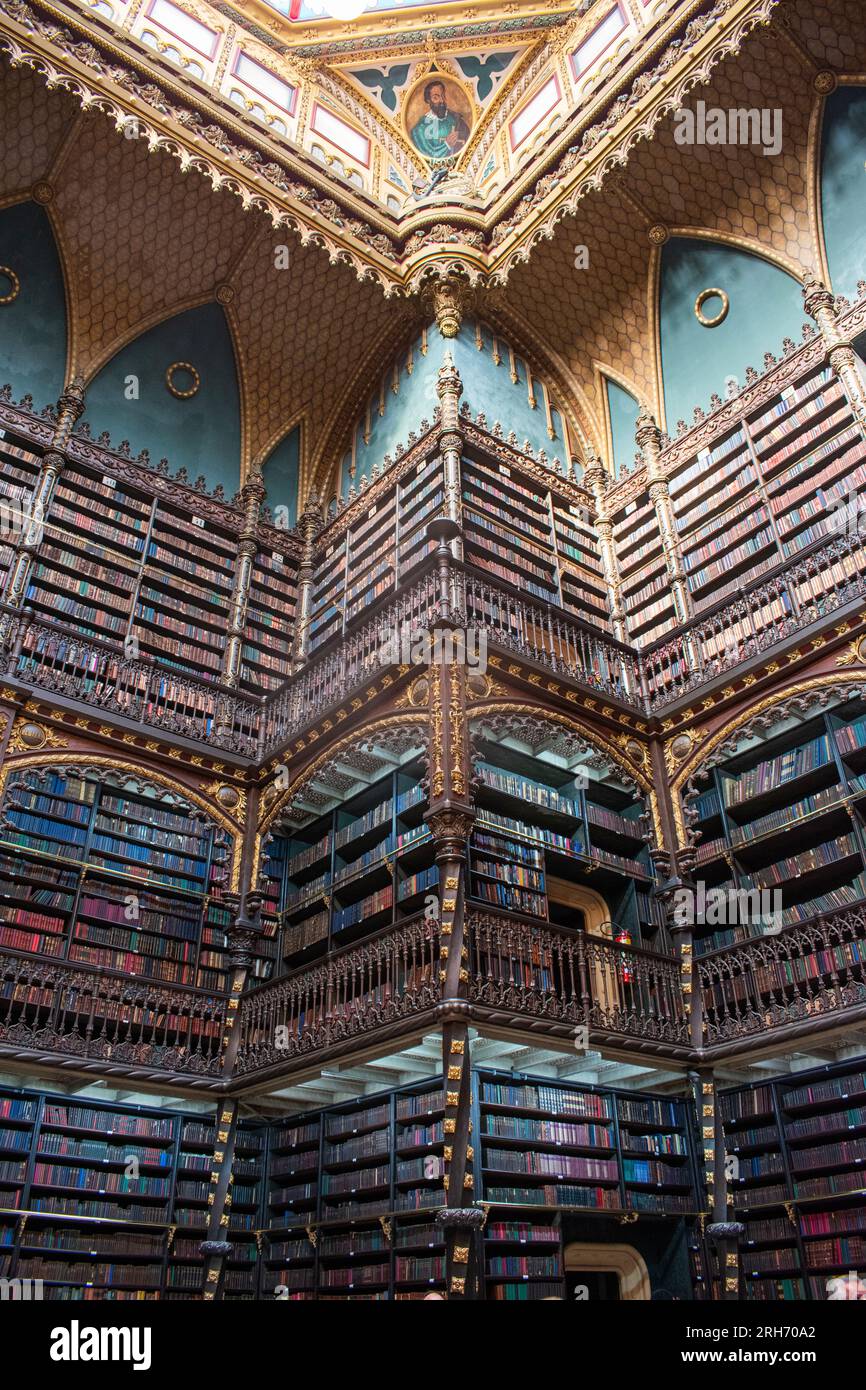 Rio de Janeiro, Brasilien: Antike Bücher im Lesesaal des Königlichen portugiesischen Kabinetts des Lesens, einer öffentlichen Bibliothek und einer lusophonen kulturellen Institution Stockfoto