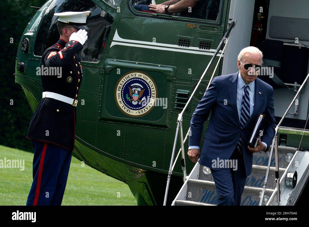 Washington, Usa. 14. Aug. 2023. US-Präsident Joe Biden kommt am 14. August 2023 nach seiner Rückkehr nach Washington nach einem Wochenende in Delaware auf dem South Lawn des Weißen Hauses an. Foto: Yuri Gripas/UPI Kredit: UPI/Alamy Live News Stockfoto