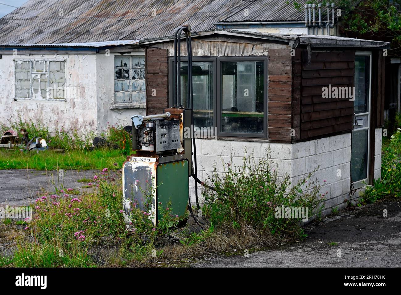 Alte verlassene Tankstelle und Pumpe Stockfoto