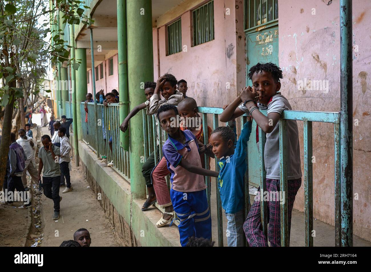 Abiy Adi, Tigray, Äthiopien. 18. Mai 2023. Eine Gruppe von Kindern schaut in die Kamera im IDP-Zentrum „TVET“ in der Stadt Abiy Adi. Nordäthiopien leidet noch immer unter den Auswirkungen des Krieges von 2020, der jetzt auf Pause ist. Mehr als 800.000 Frauen und Kinder brauchen Hilfe, aber große humanitäre Organisationen haben Lebensmittellieferungen wegen des Verdachts auf Diebstahl gestoppt. (Credit Image: © Edgar GutiÃˆRrez/SOPA Images via ZUMA Press Wire) NUR ZUR REDAKTIONELLEN VERWENDUNG! Nicht für den kommerziellen GEBRAUCH! Stockfoto