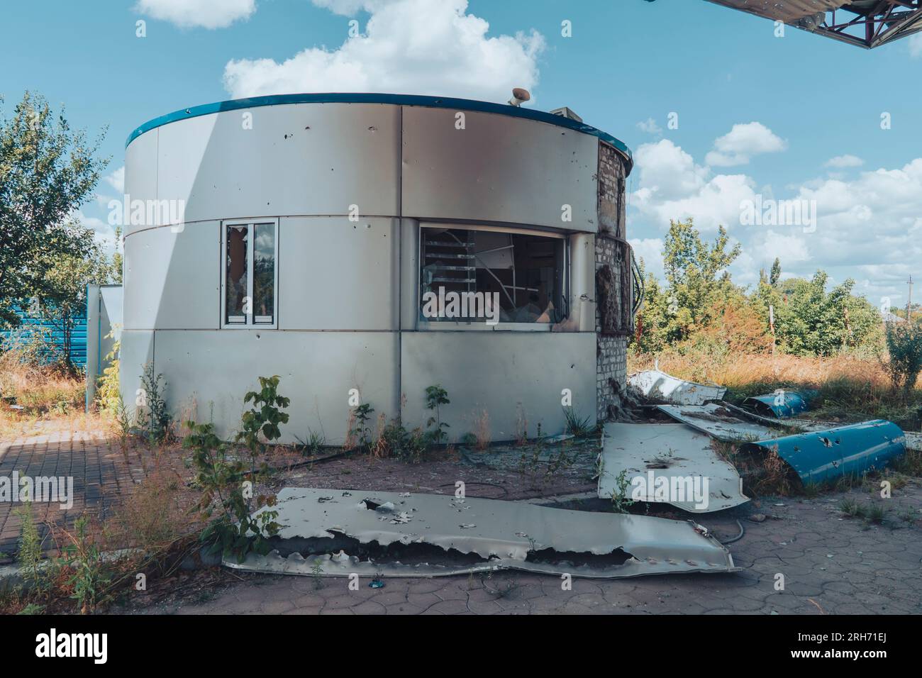 Tankstelle durch Beschuss beschädigt. Krieg in der Ukraine. Russische Invasion der Ukraine. Zerstörung der Infrastruktur. Kriegsverbrechen Stockfoto