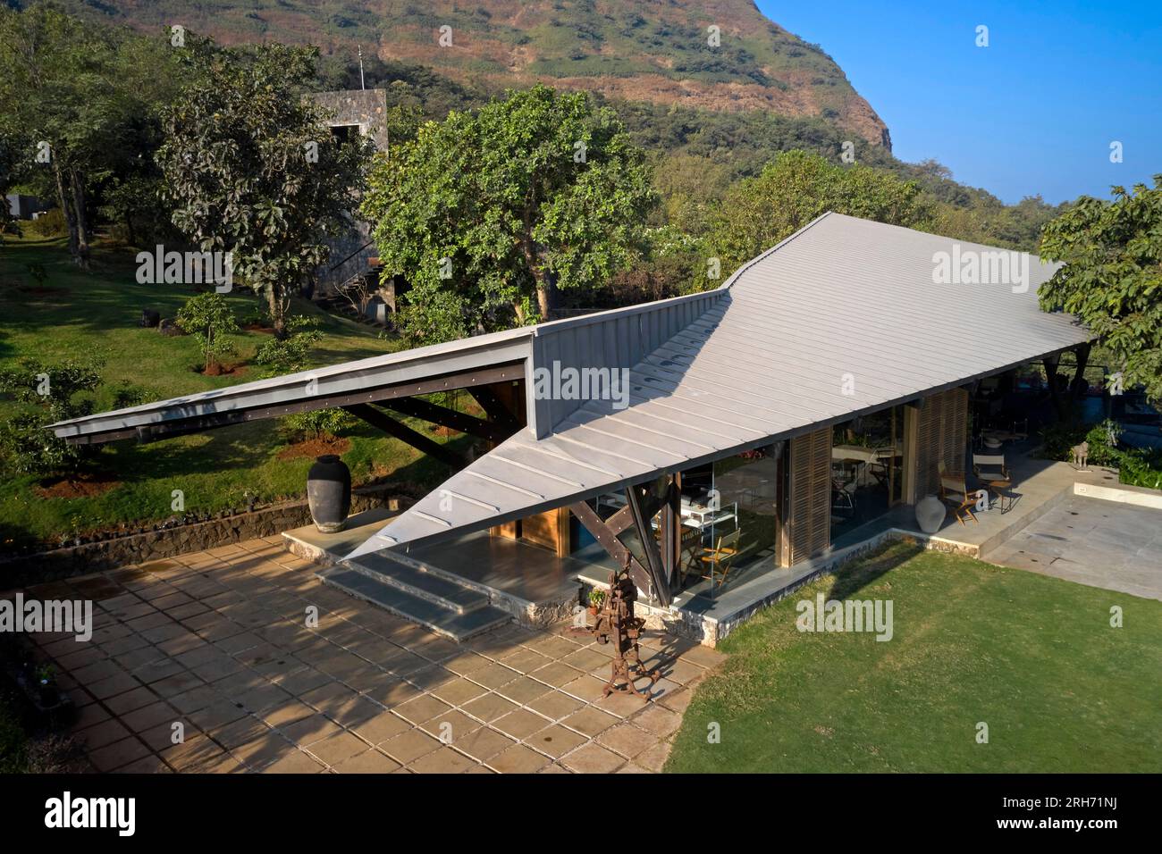 Drohnenansicht. Rückzug in den westlichen Ghats, Maharashtra, Indien. Architekt: Malik Architecture , 2021. Stockfoto