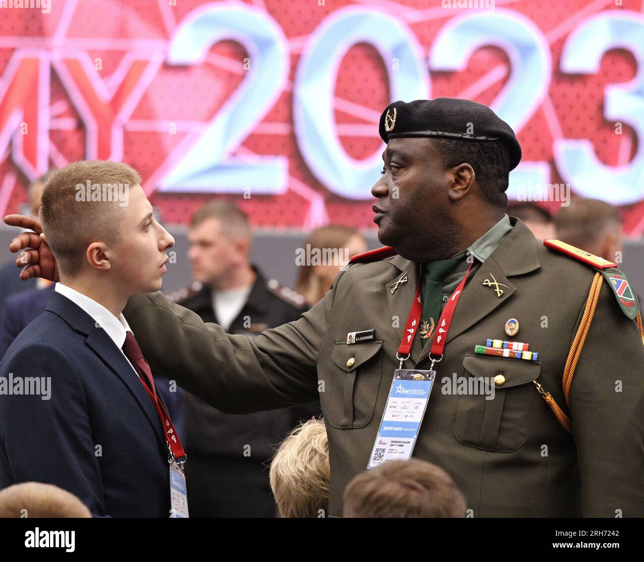 Russland. 14. Aug. 2023. Internationales militärisch-technisches Forum "Army-2023" auf dem Gebiet des militärisch-patriotischen Kulturparks und der Wiedererrichtung der Streitkräfte Russlands "Patriot". Waffenausstellung im Forum. Ein Soldat aus Namibia während der Inspektion der Ausstellung. 14.08.2023 Russland, Moskau Region Foto: Gleb Schelkunov/Kommersant/Sipa USA Kredit: SIPA US/Alamy Live News Stockfoto