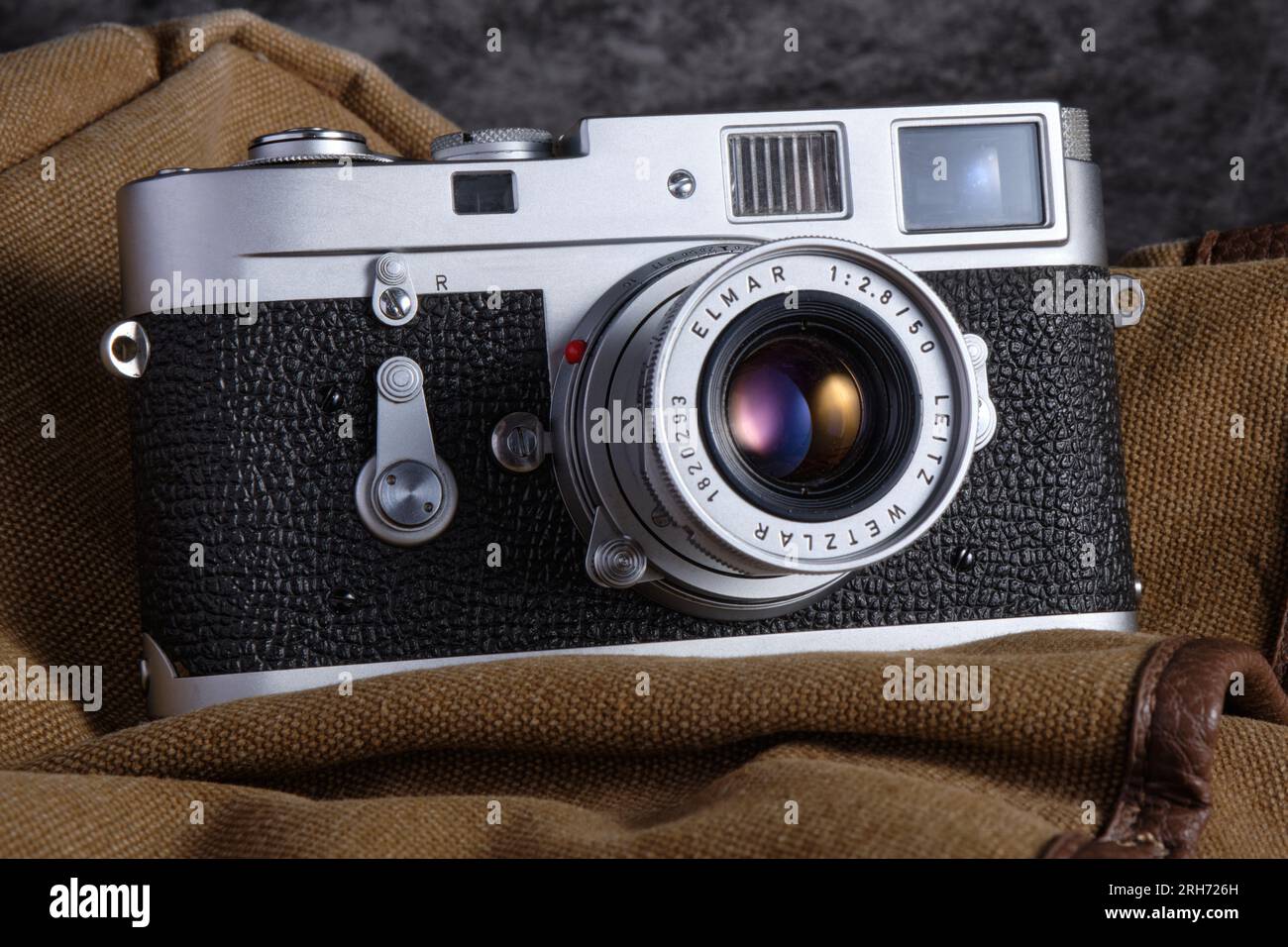Klassische Leica M2 35-mm-Entfernungsmesser-Kamera aus dem Jahr 1960 mit einem zusammenklappbaren Leitz 50-mm-F2,8-Elmar-Objektiv. Stockfoto