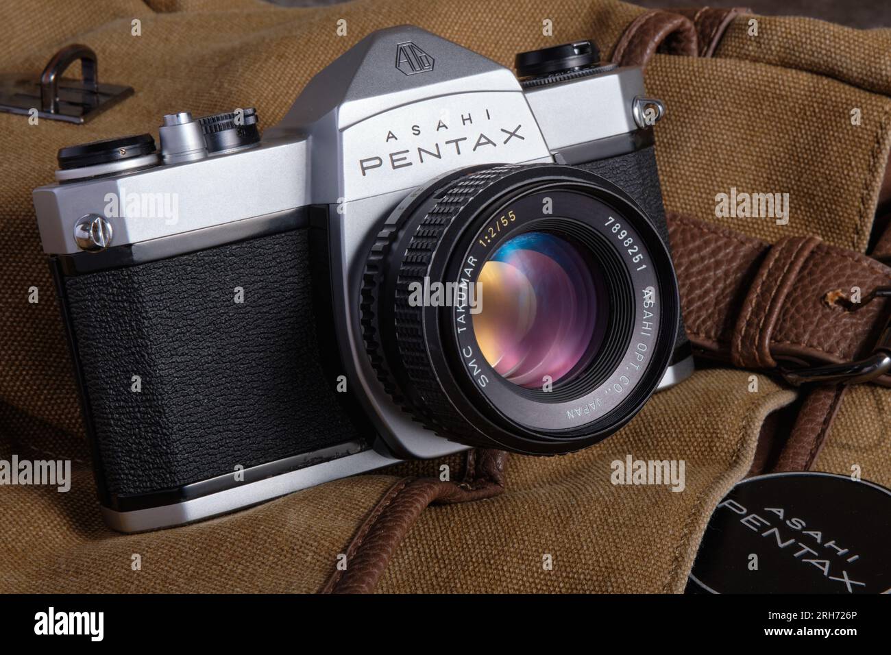 Vintage Asahi Pentax SP1000 35-mm-Film-Spiegelreflexkamera (SLR) mit dem SMC Takumar 55-mm-f2-Objektiv. Stockfoto