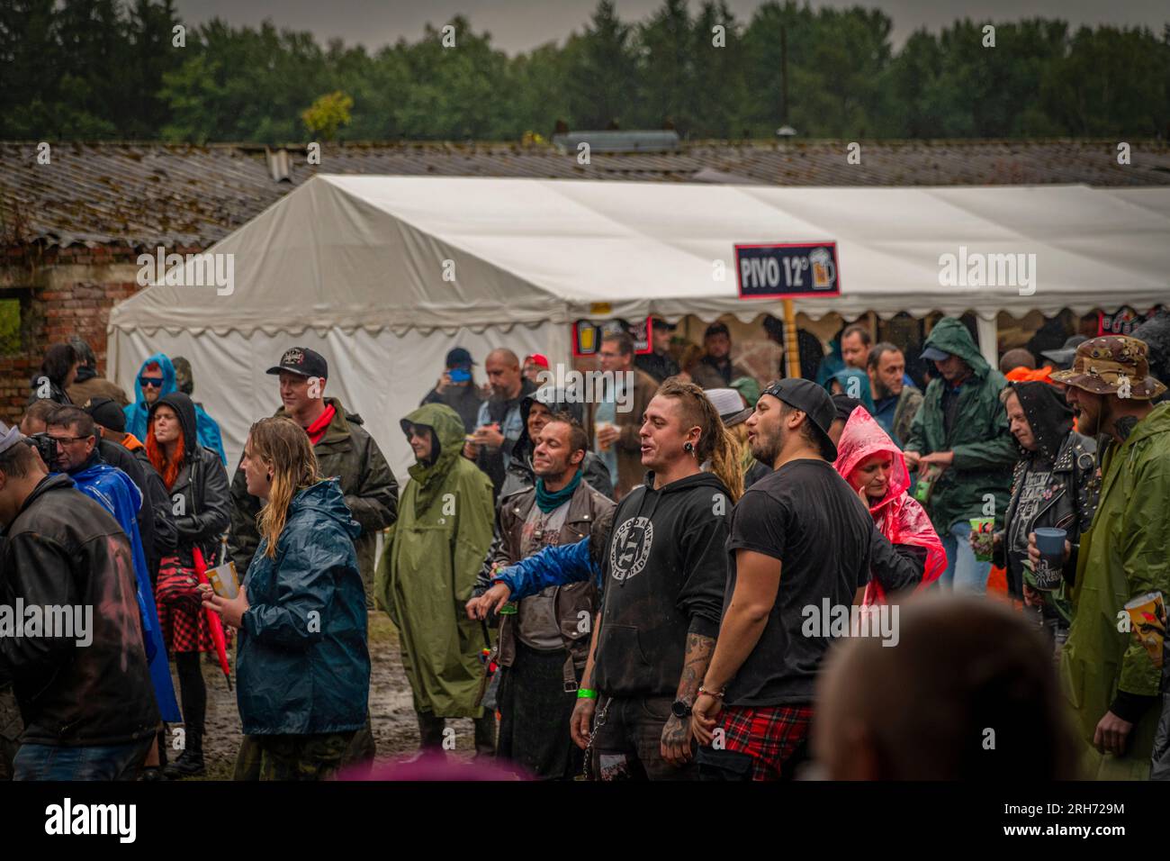 Schlammschmutzige, regnerische Punk Rock Festival Kravin im Dorf Tschalkov CZ 08 05 2023 Stockfoto