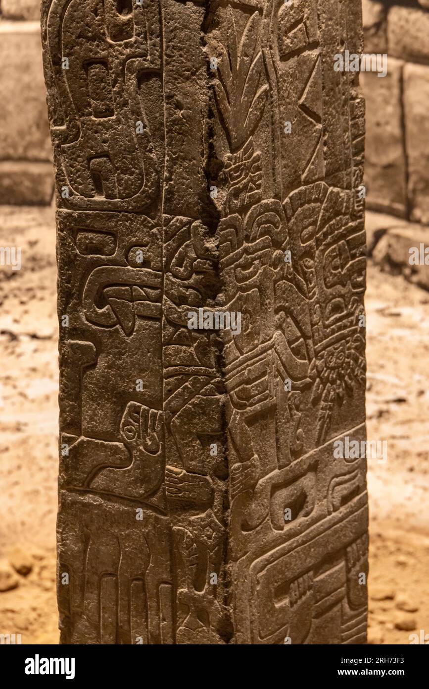 Der Tello Obelisk, ein 2,5 Meter hoher Granitmonolith, der vom Chavin de Huantar aus dem Norden Perus, Nationalmuseum für Archäologie, Lima, Peru, geschnitzt wurde Stockfoto