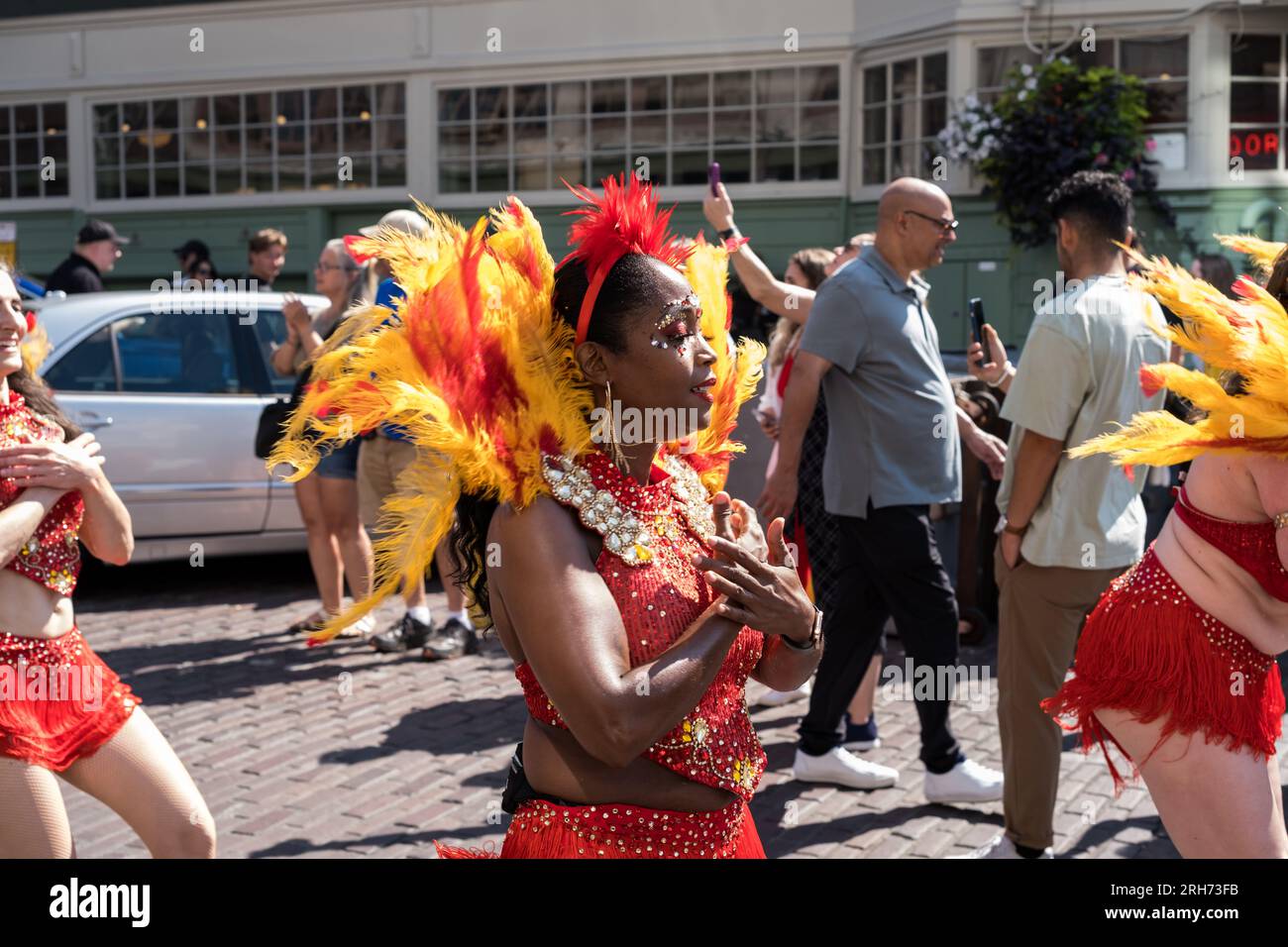 Seattle, USA. 30. Juli 2023. Vamola Brazilian Drum & Dance auf dem Pike Place Market an einem heißen Sommertag. Stockfoto