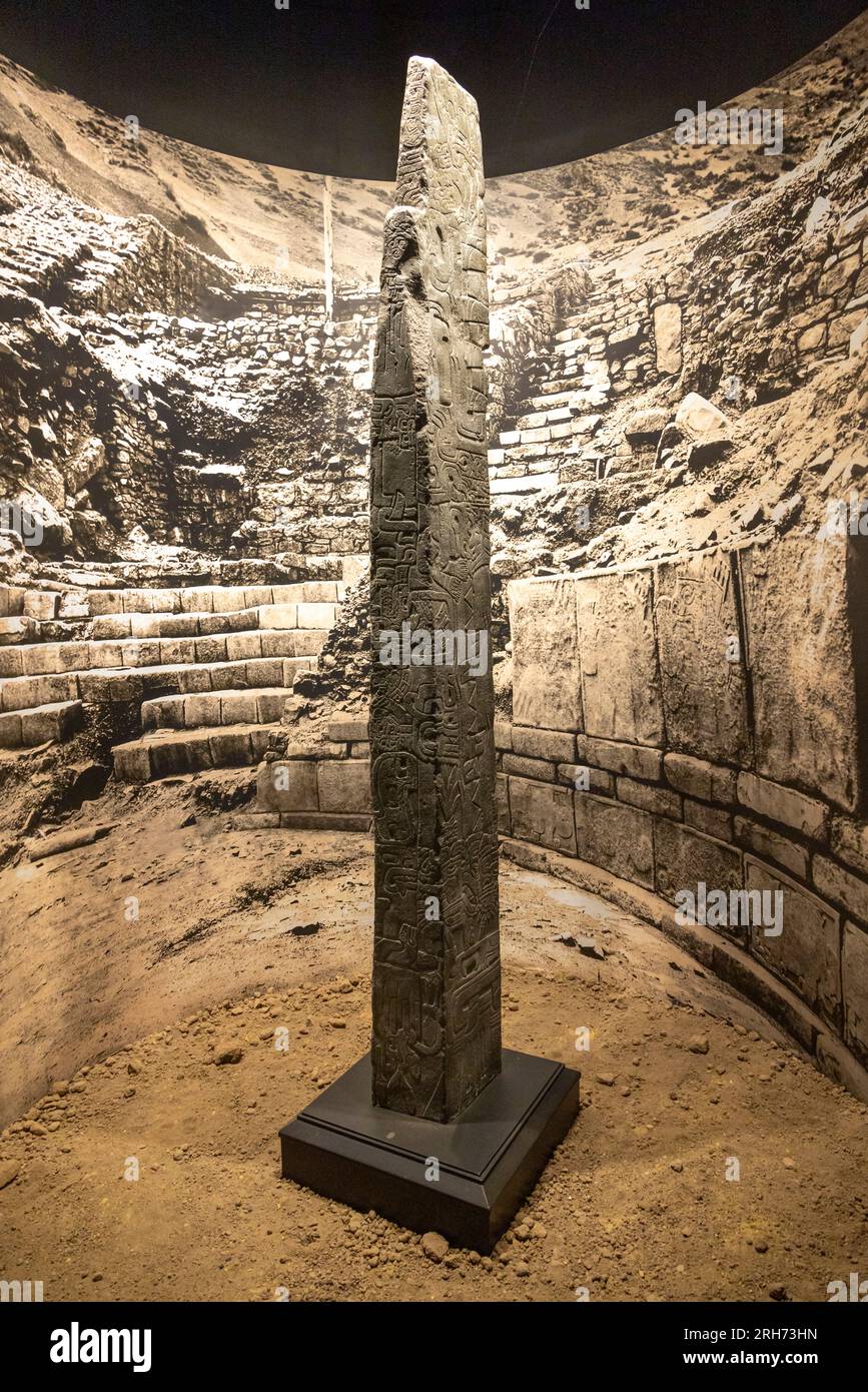 Der Tello Obelisk, ein 2,5 Meter hoher Granitmonolith, der vom Chavin de Huantar aus dem Norden Perus, Nationalmuseum für Archäologie, Lima, Peru, geschnitzt wurde Stockfoto