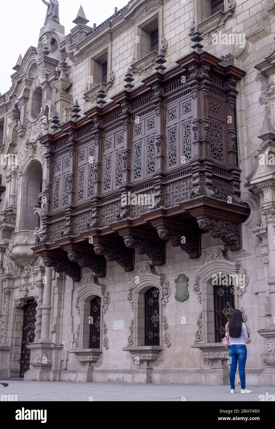 Detail der Holzarbeiten am Palacio Arzobispal, Palast des Erzbischofs, Plaza de Armas, Lima, Peru Stockfoto