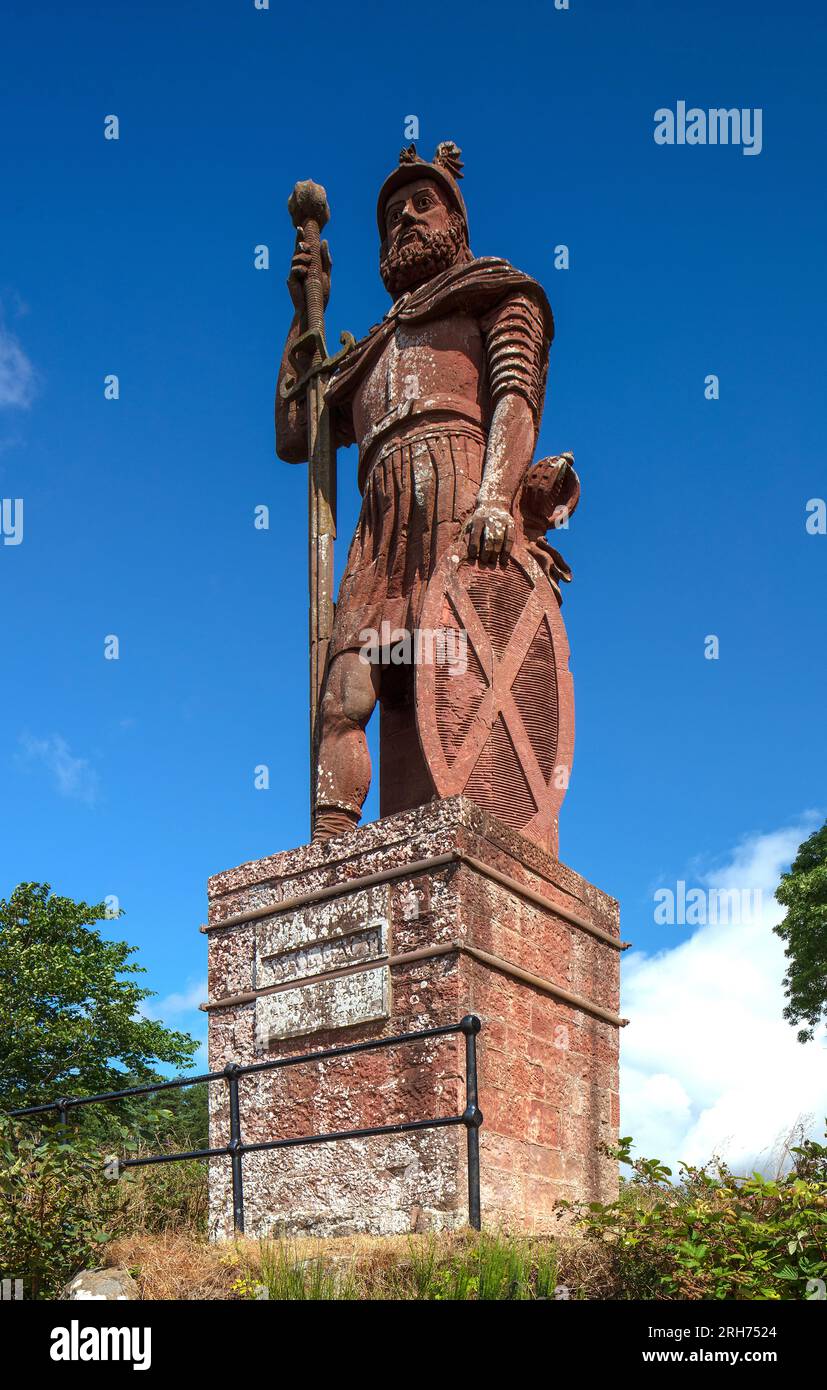 Ein Blick am Tag im Sommer an einem sonnigen Tag auf die William Wallace Statue in der Nähe von Melrose an der schottischen Grenze, Schottland Stockfoto