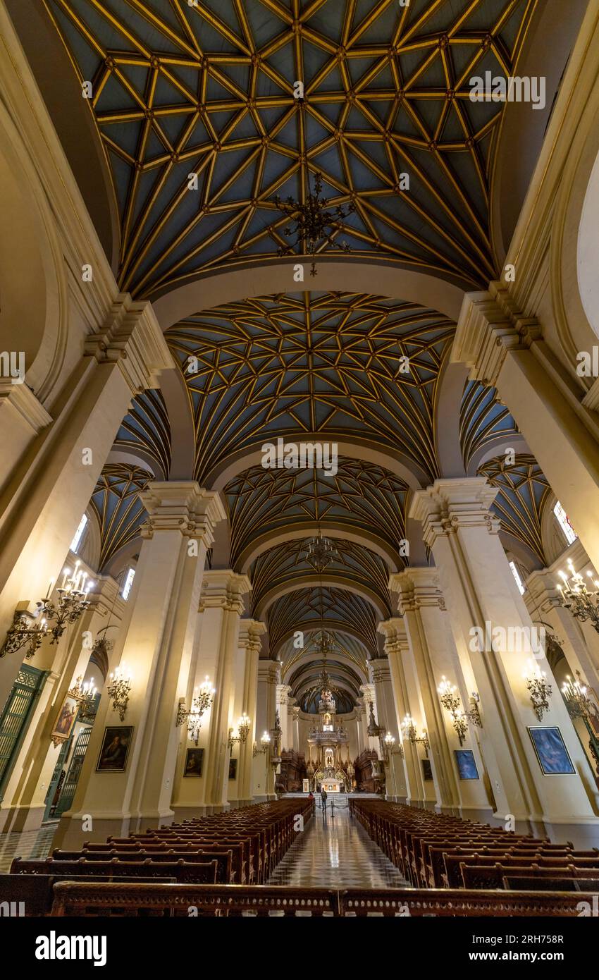 Kirchenschiff und Gewölbedecke der Kathedrale von Lima, Peru Stockfoto