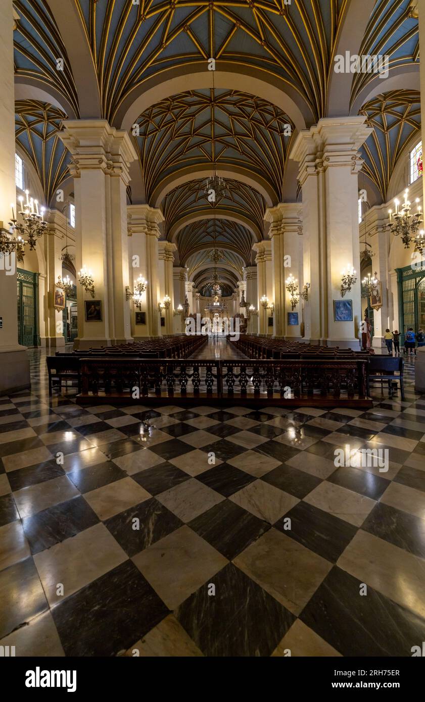 Kirchenschiff und Gewölbedecke der Kathedrale von Lima, Peru Stockfoto