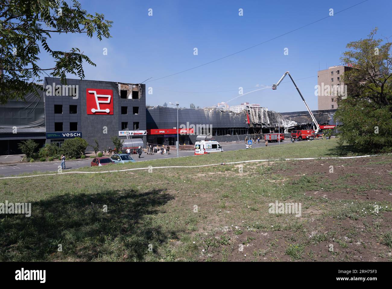 ODESSA UKRAINE - AUGUST 14 2023: Ruine des Einkaufszentrums FOZZZI, zerstört durch russischen Raketenkrieg. Zusammenbruch des grossen internationalen Hypermarkts FOZZZI Stockfoto