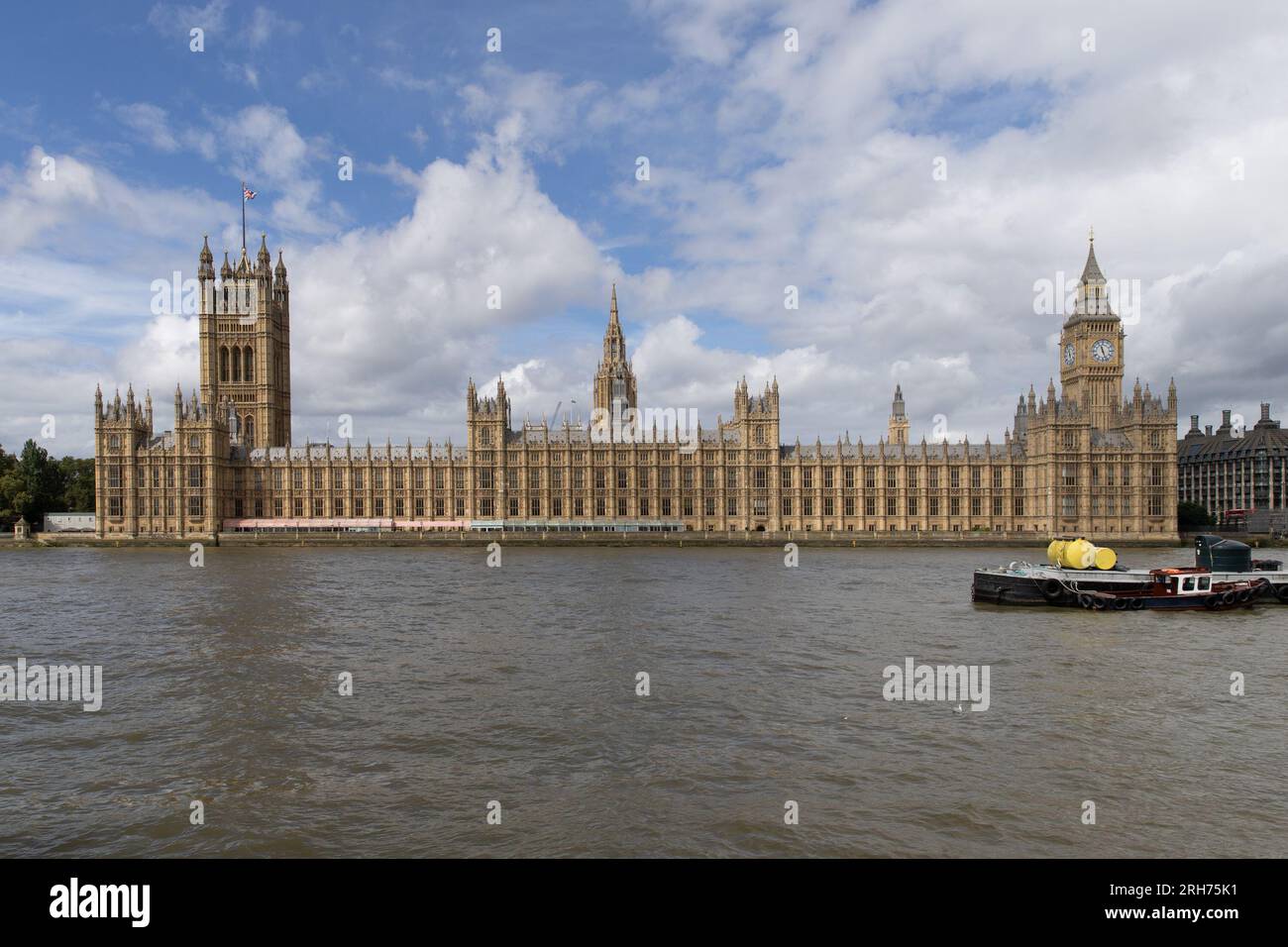 Blick auf die Houses of Parliament, Westminster, London, Großbritannien von der Südseite der Themse Stockfoto