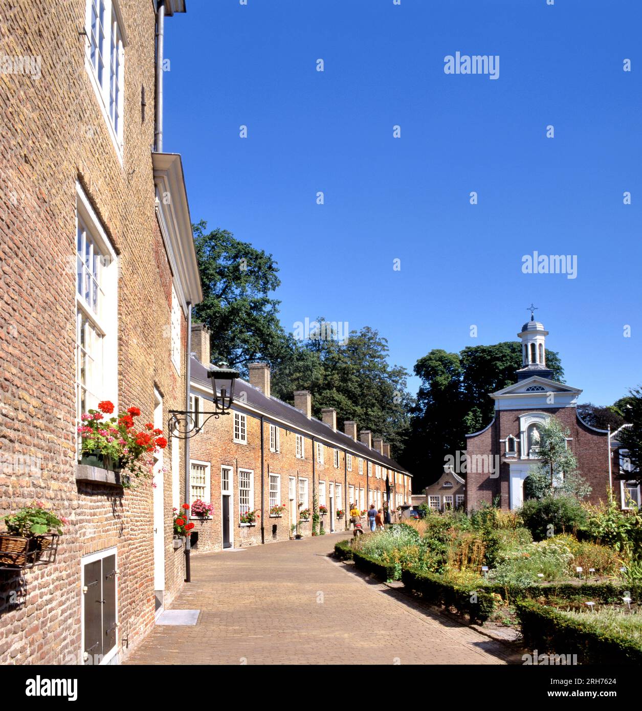 BREDA, HOLLAND - AUGUST 19 2019: Häuser und Kirche des Breda Begijnhofs, ein ummauerter Ort eines ehemaligen halbmonastischen christlichen Laienordners. Die Beguines Stockfoto