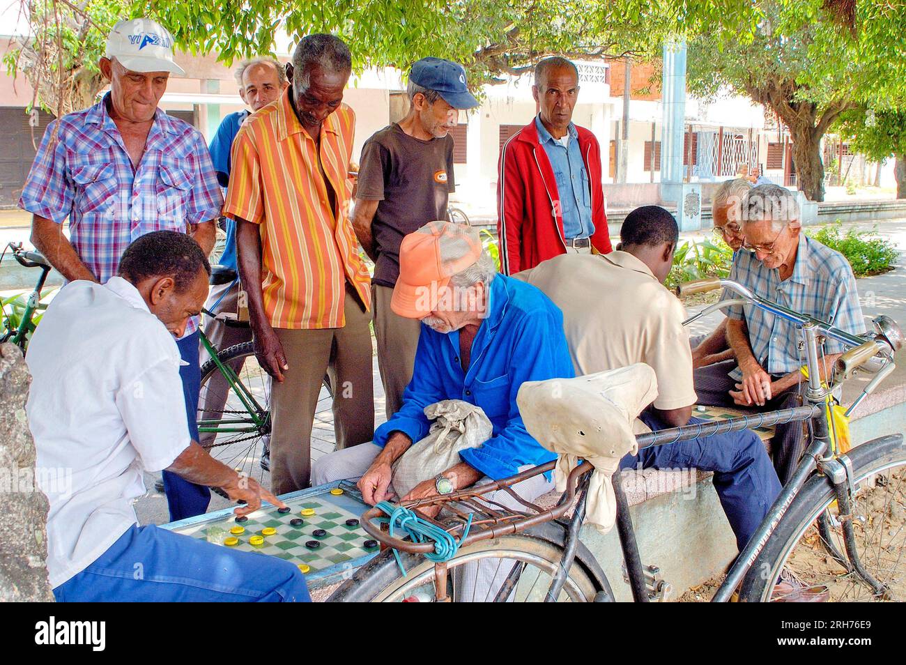 HAVANNA, KUBA - 10. AUGUST 2023: Männer, die unter den wachsamen Augen anderer Männer in der Old Havana Street Dame spielen. Checkers ist einer der beliebtesten Spielereien Stockfoto