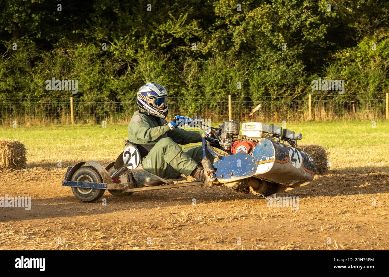 Ein Rasenmäher-Fahrer aus dem Team „Battle of Britain Mow-morial Flight“ hält die Kontrolle im BLMRA 500, einem 500-Millionen-Millimeter-Modell im Le Mans-Stil Stockfoto