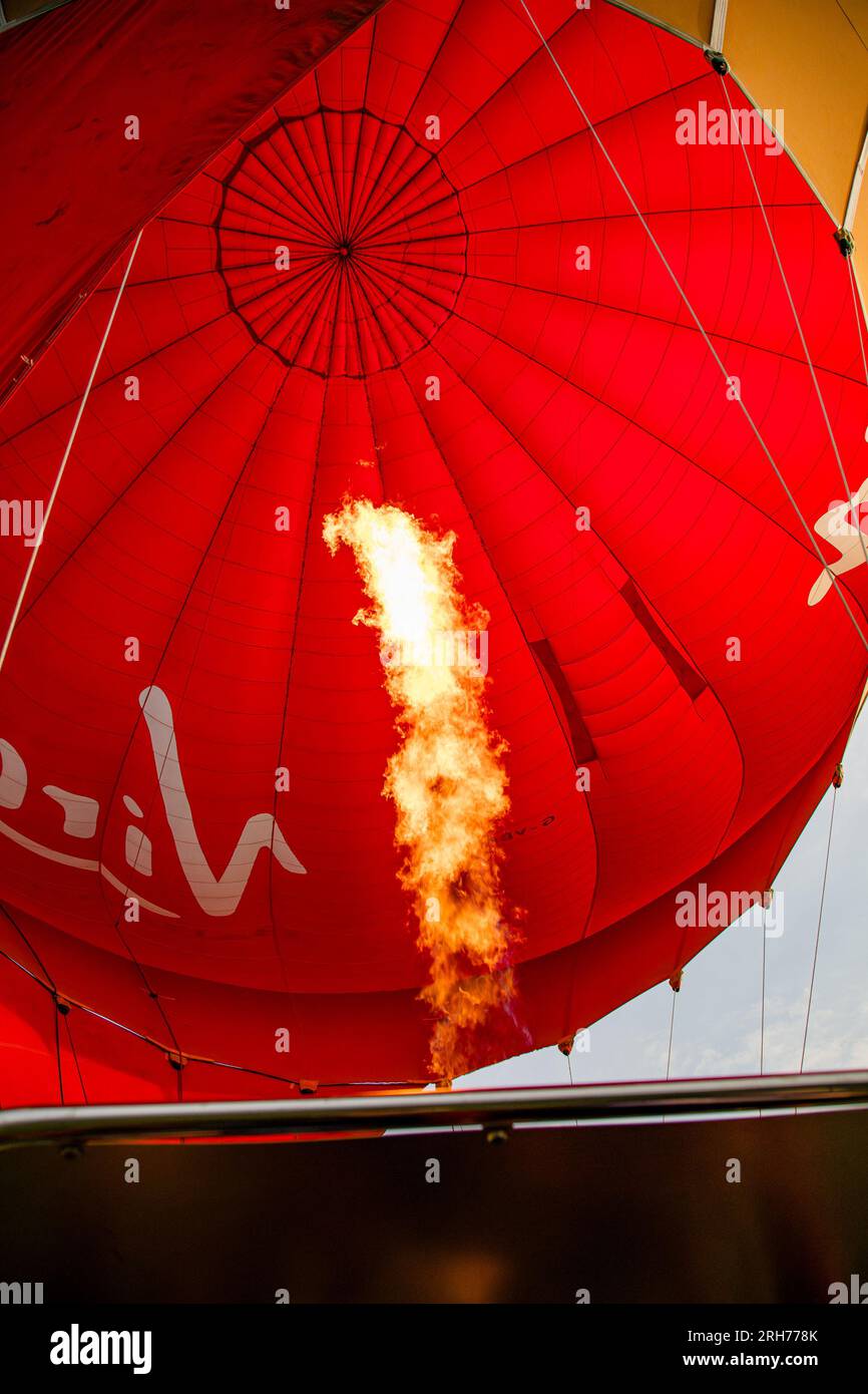 Heißluftballonbrenner-Flamme steigt in die Haube Stockfoto