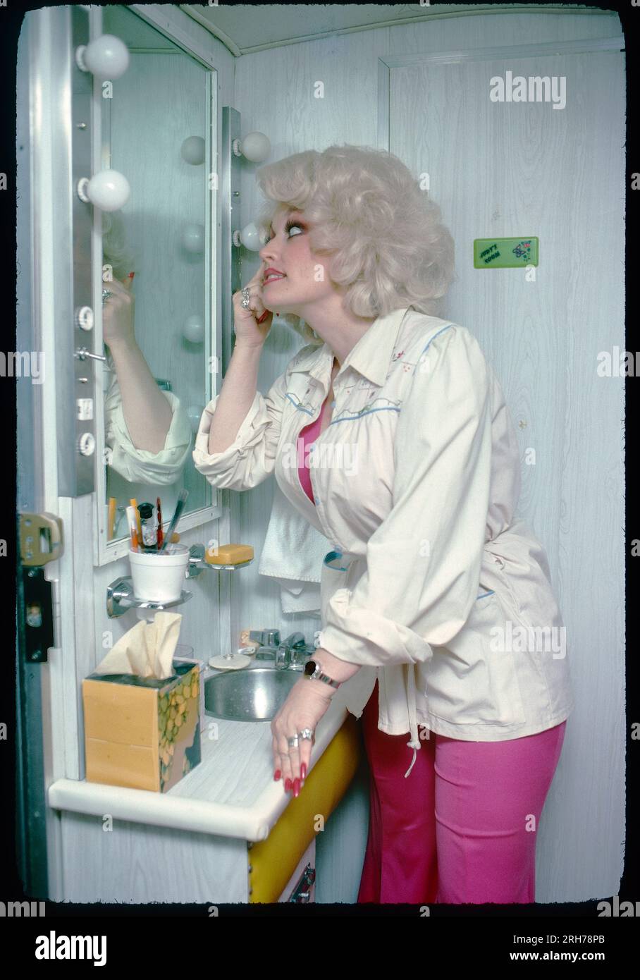 Ein Sommerfoto 1978 von der großen Dolly Parton in ihrem Reisebus, irgendwo im Mittleren Westen im Sommer 1978. Stockfoto