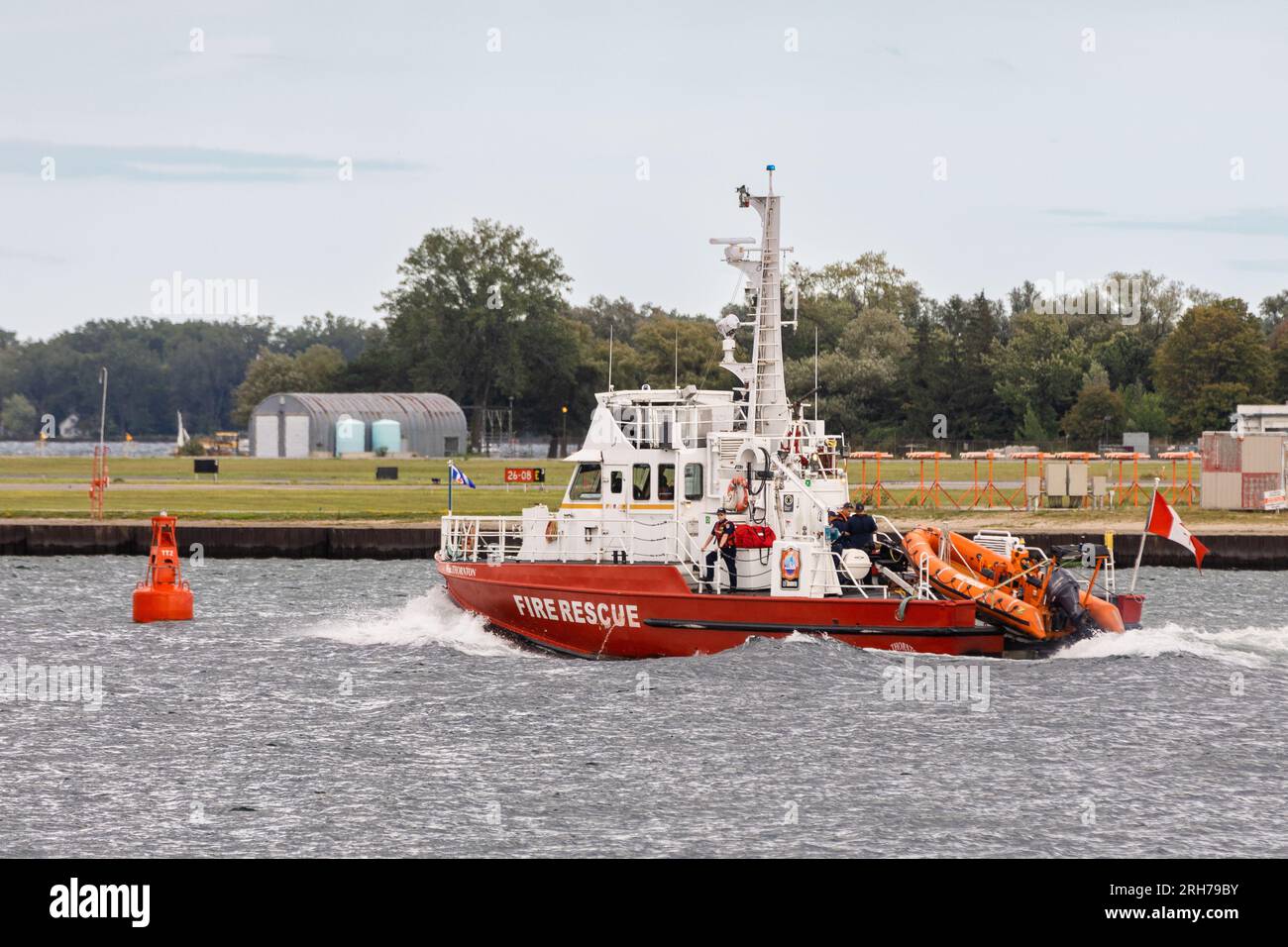 Toronto, Kanada - 13. August 2023: The WM. Das Rettungsboot Thornton patrouilliert vor dem Inselflughafen am Ontariosee gegenüber der Hafenpromenade von Toronto. Stockfoto