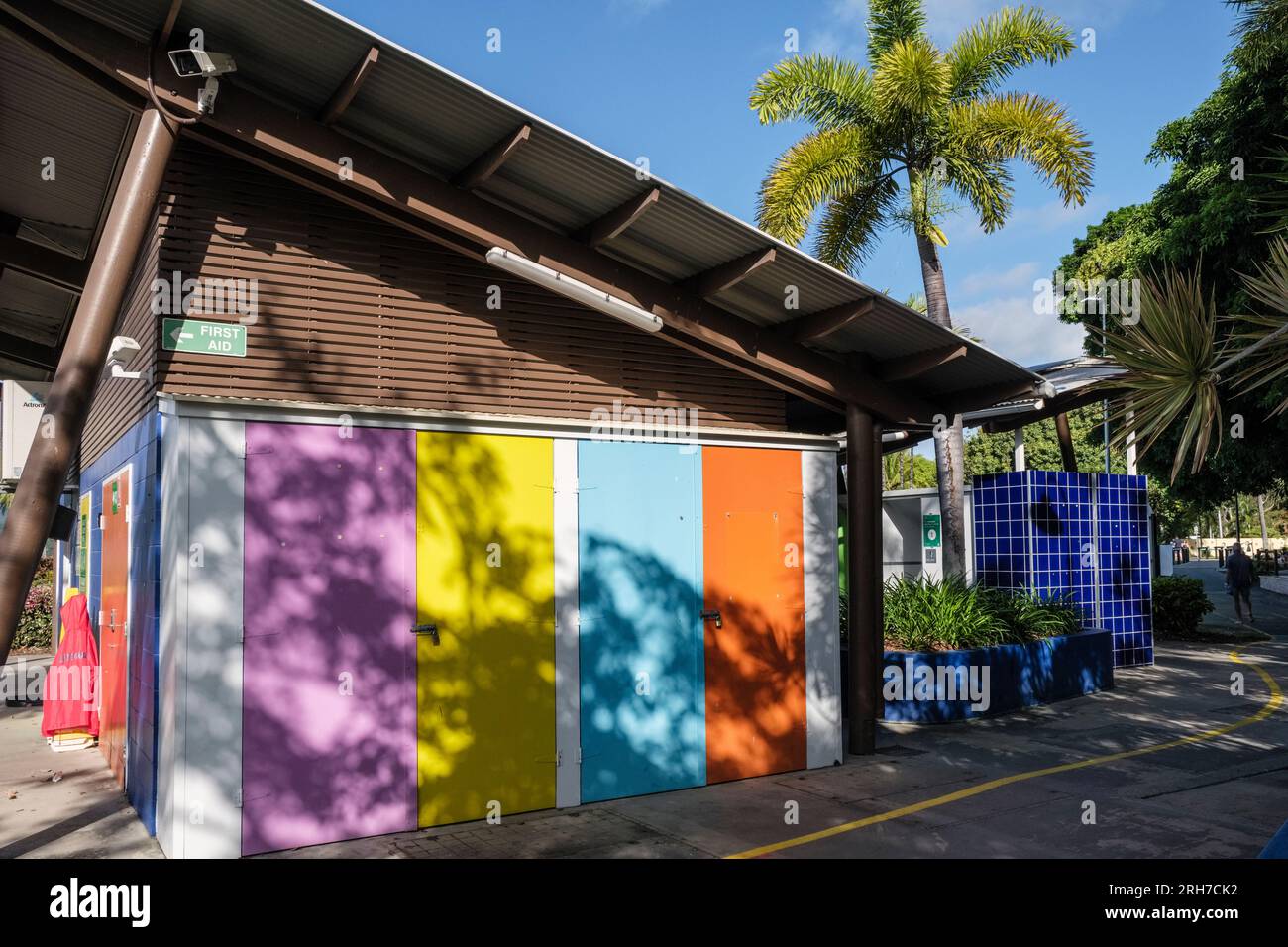 Eine farbenfrohe Rettungsschwimmerstation und öffentliche Toilette in Airlie Beach, Queensland, Australien Stockfoto