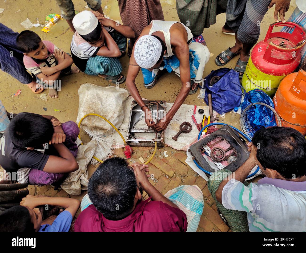Ein Mann, der Kochherde repariert. Rund 919.000 Rohingya-Flüchtlinge leben in den Lagern Kutupalong und Nayapara in der Region Bazar von Cox, die zu einem der größten und bevölkerungsreichsten Lager der Welt geworden sind. Bangladesch. Stockfoto