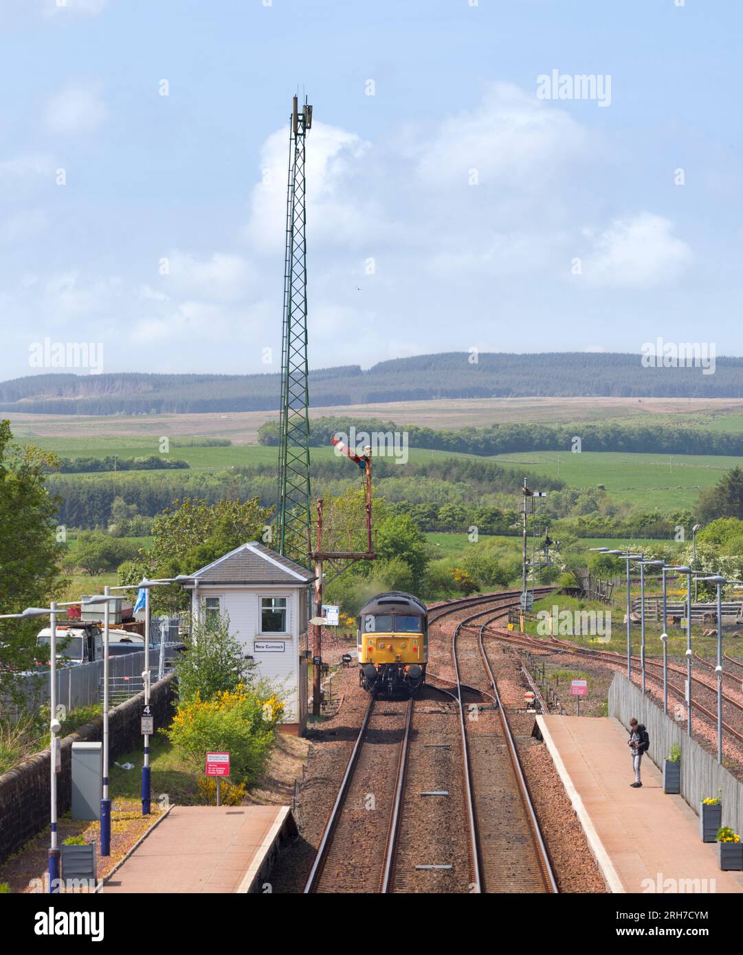 Lokomotive 47828 der Baureihe 47, die am mechanischen Stellwerk vorbeifährt, und am Semaphore-Signal mit hoher Halterung in New Cumnock, Ayrshire, Schottland, Großbritannien Stockfoto
