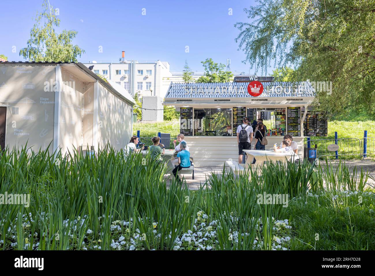 Moskau, Russland - 23. Juni 2023, Gorky Central Park of Culture and Leisure. Die Leute essen in Shawarma in einem Straßencafé auf der Straße Essen, entspannen und reden Stockfoto