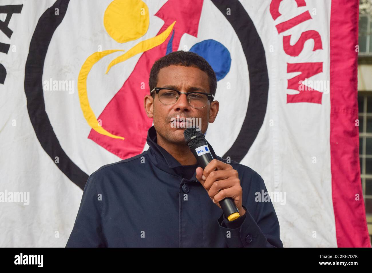 London, England, Großbritannien. 14. Aug. 2023. DANIEL KEBEDE, designierter Generalsekretär der Nationalen Bildungsunion, hält eine Rede. Flüchtlingsprotestanten versammelten sich vor der Downing Street zu einer Nachtwache für die Flüchtlinge, die im Ärmelkanal ertrunken sind, und zum Protest gegen den Barge Bibby Stockholm. (Kreditbild: © Vuk Valcic/ZUMA Press Wire) NUR REDAKTIONELLE VERWENDUNG! Nicht für den kommerziellen GEBRAUCH! Stockfoto