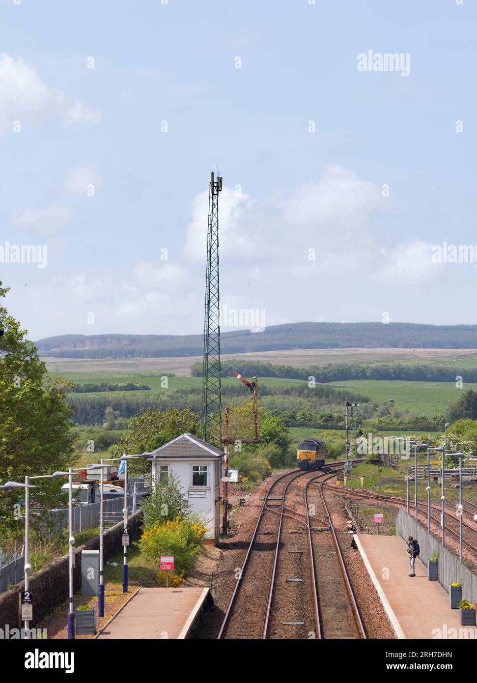 Lokomotive 47828 der Baureihe 47, die am mechanischen Stellwerk vorbeifährt, und am Semaphore-Signal mit hoher Halterung in New Cumnock, Ayrshire, Schottland, Großbritannien Stockfoto