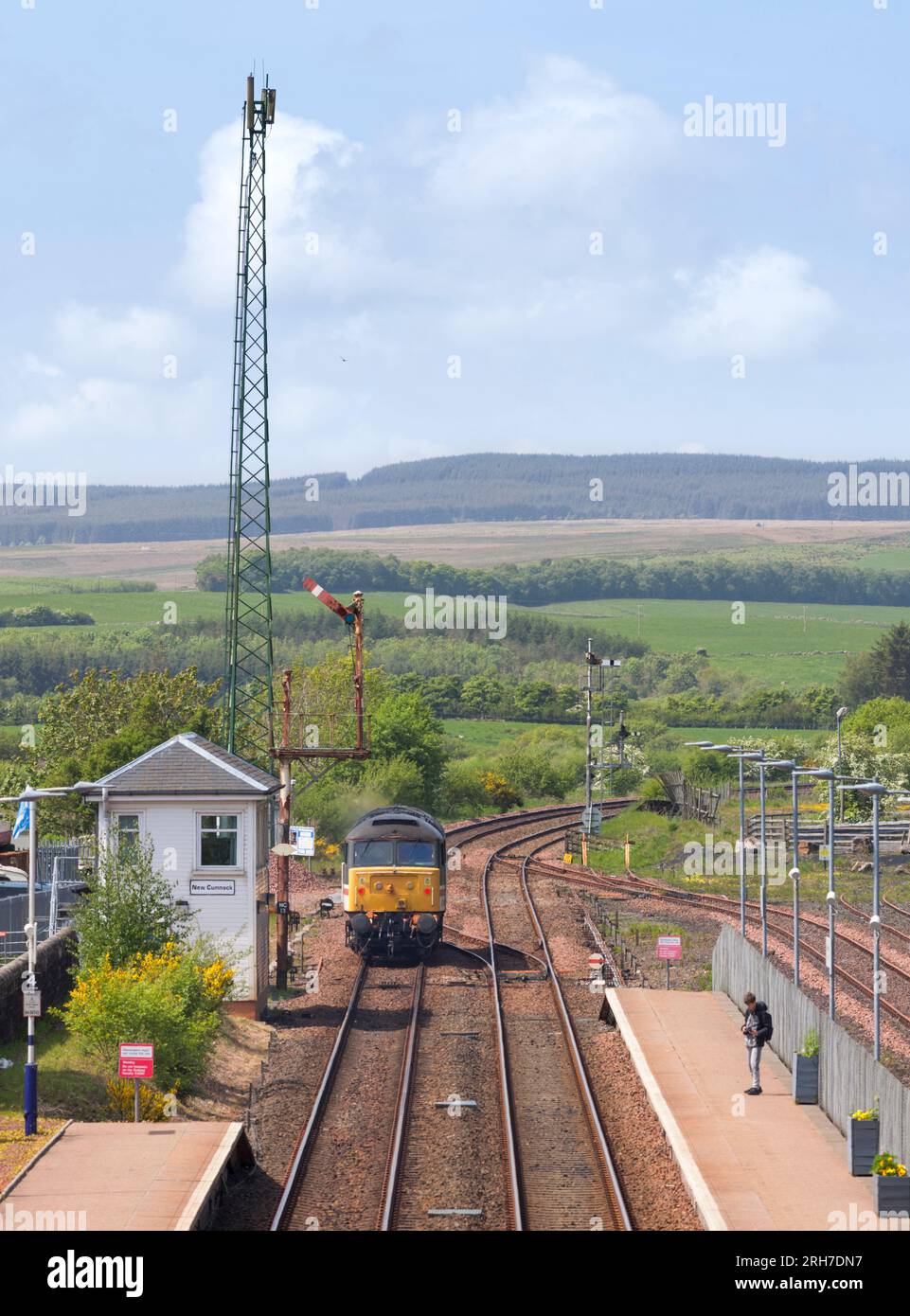 Lokomotive 47828 der Baureihe 47, die am mechanischen Stellwerk vorbeifährt, und am Semaphore-Signal mit hoher Halterung in New Cumnock, Ayrshire, Schottland, Großbritannien Stockfoto