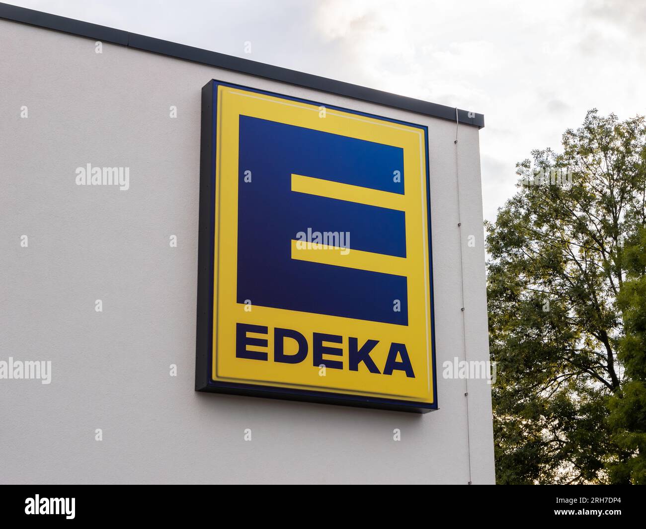 Edeka Supermarkt-Logo-Schild an einer Gebäudewand. Der deutsche Einzelhändler hat viele Lebensmittelgeschäfte und ist ein Arbeitgeber in der Region. Stockfoto