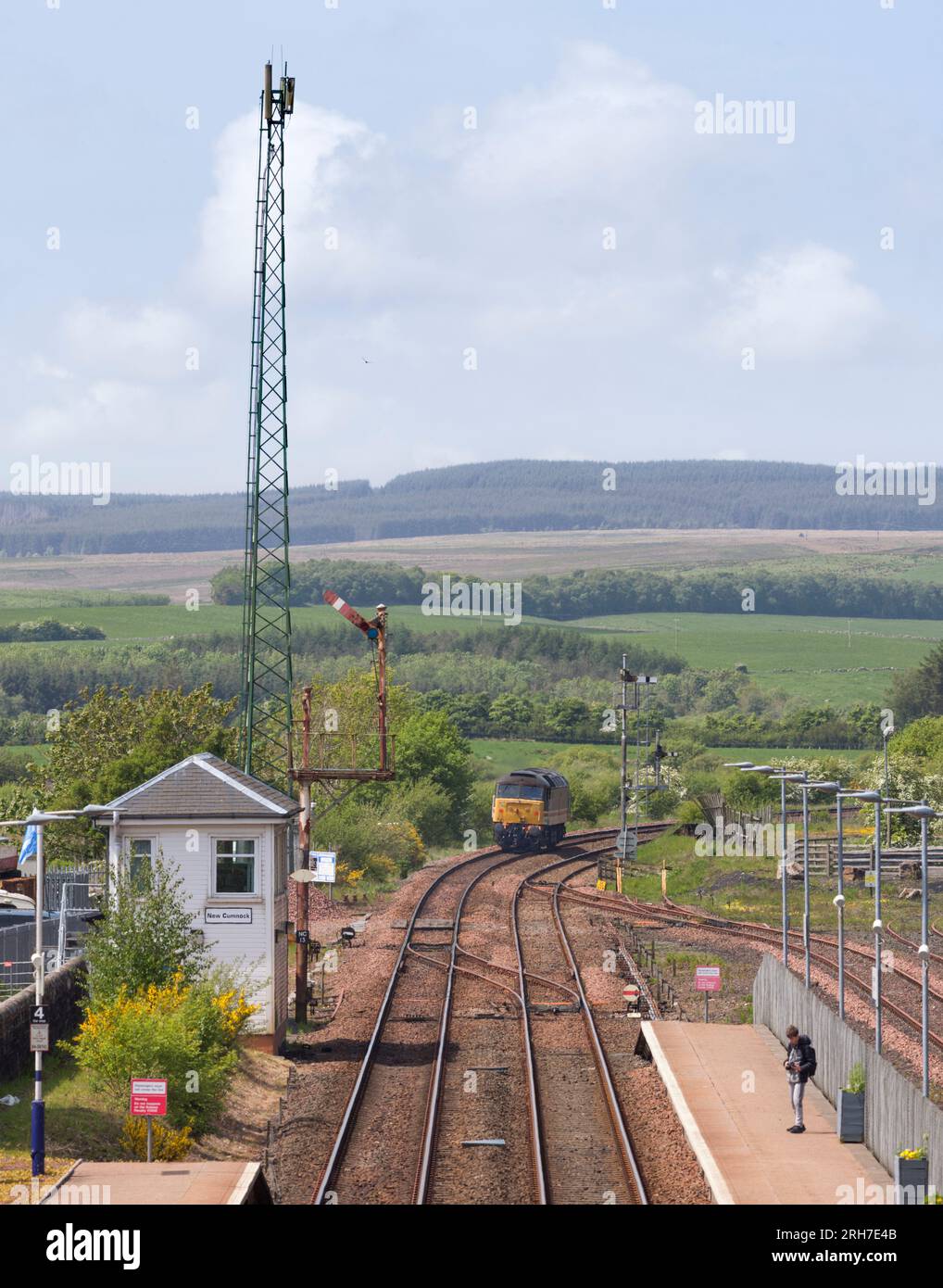 Lokomotive 47828 der Baureihe 47, die am mechanischen Stellwerk vorbeifährt, und am Semaphore-Signal mit hoher Halterung in New Cumnock, Ayrshire, Schottland, Großbritannien Stockfoto