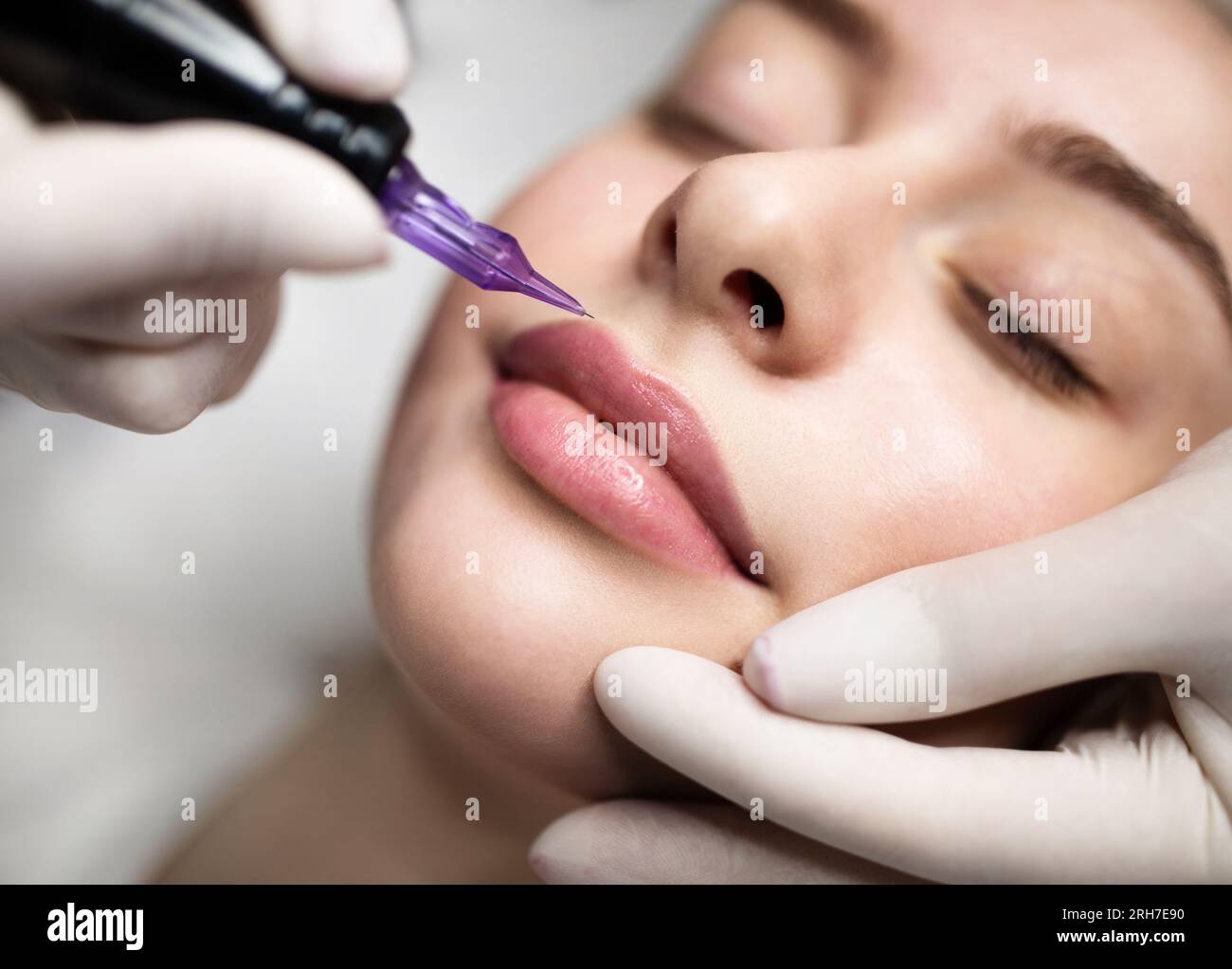 PMU-Konzept. Permanenter Makeup-Künstler, Der Die Lippenrötung Für Junge Frau Durchführt Stockfoto