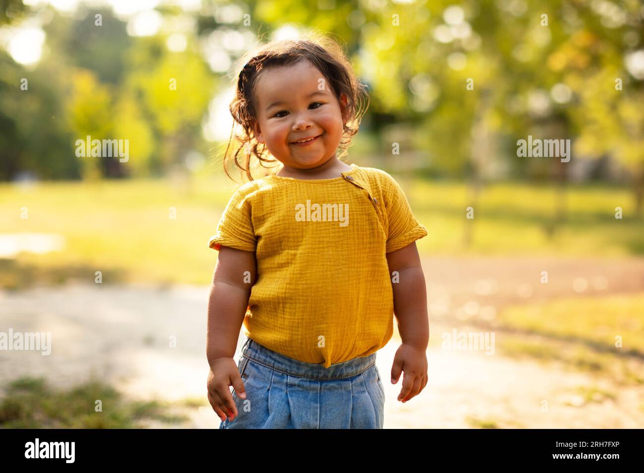 Das süße koreanische Kleinkind Baby Girl steht draußen in der Natur Stockfoto