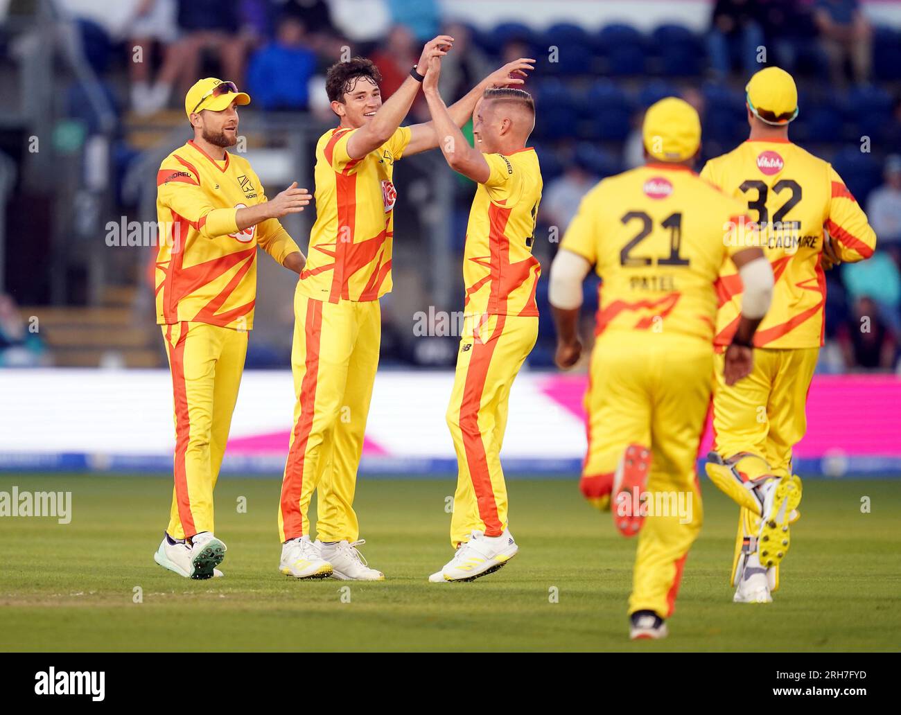 John Turner von Trent Rockets feiert mit Teamkollegen, nachdem er während des hundertsten Spiels in Sophia Gardens, Cardiff, das Wicket von Jonny Bairstow von Welsh Fire erobert hat. Foto: Montag, 14. August 2023. Stockfoto