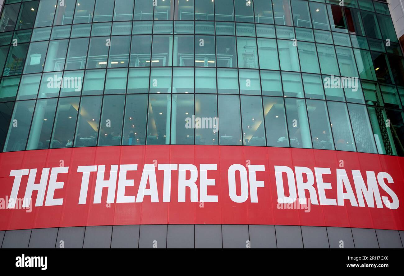 Allgemeiner Blick von außerhalb des Stadions mit einem Banner mit der Aufschrift „The Theatre of Dreams“ vor dem Spiel der Premier League in Old Trafford, Manchester. Foto: Montag, 14. August 2023. Stockfoto