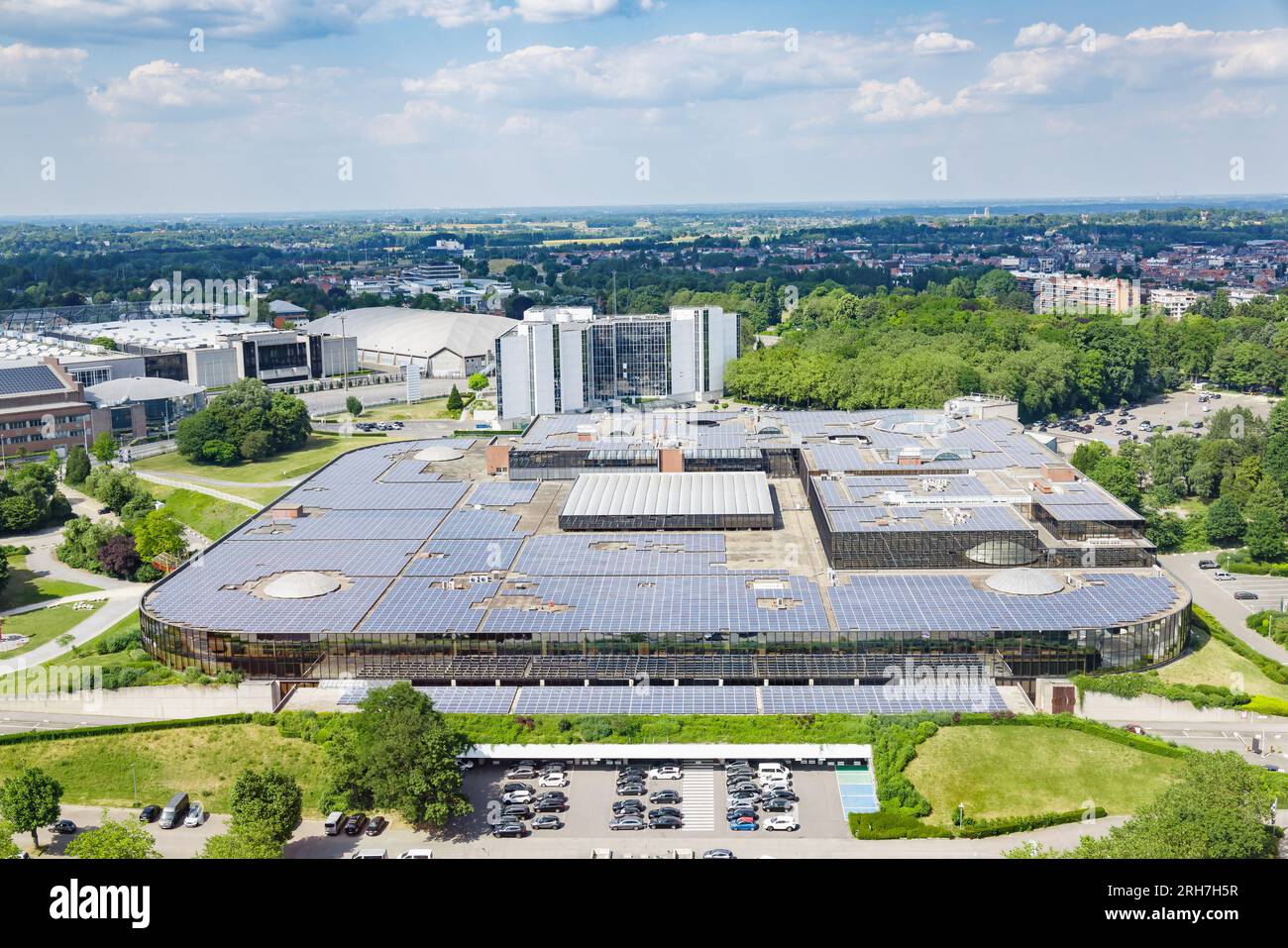 Luftaufnahme eines Gebäudes mit Sonnenkollektoren zur Erzeugung nachhaltiger und erneuerbarer grüner Energie Stockfoto