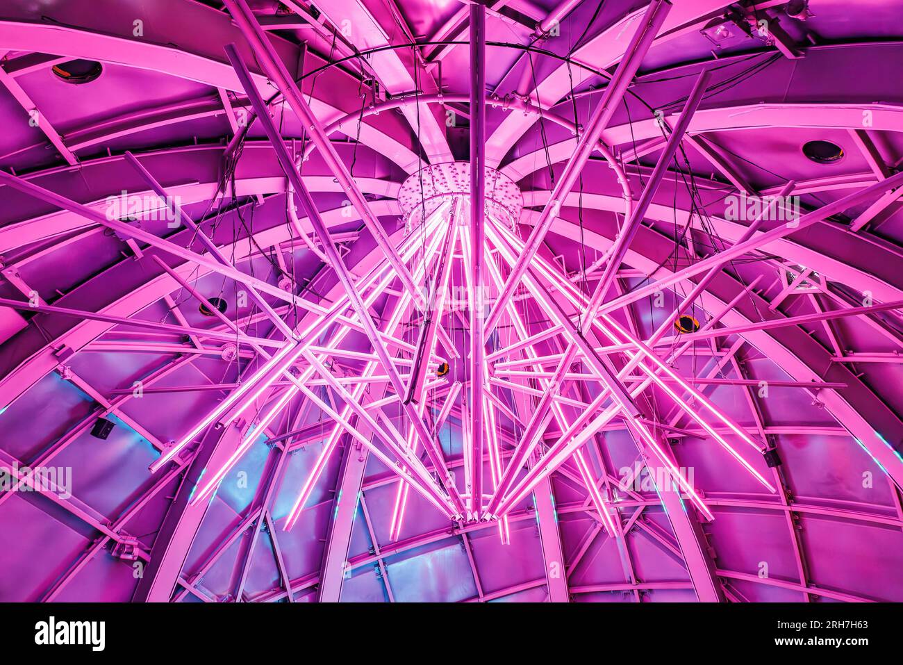 Brüssel, Belgien – 15. Juni 2023: Beleuchtung im Brüsseler Atomium, einem modernistischen Gebäude, das ein Modell aus silbernem Atom darstellt. Centrepi Stockfoto
