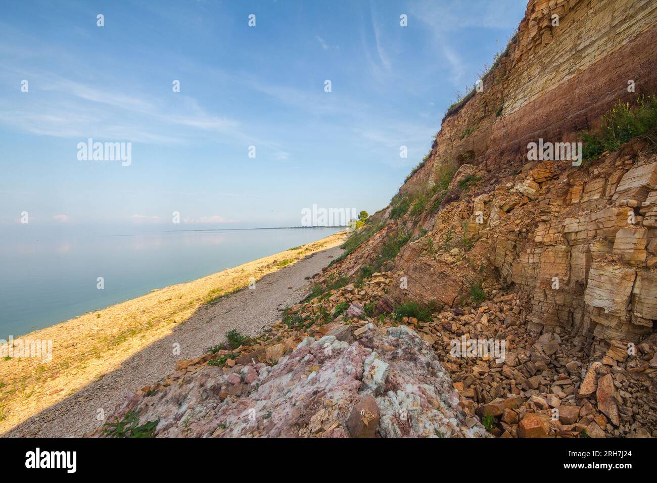 Geologie. Sedimentfelsen am Ilmen-See clint (Region Velikii Novgorod) der Frasnianischen Stadien des Oberen Devonischen. Flaggenartiger Kalkstein und muschelgesicht, pRED Stockfoto