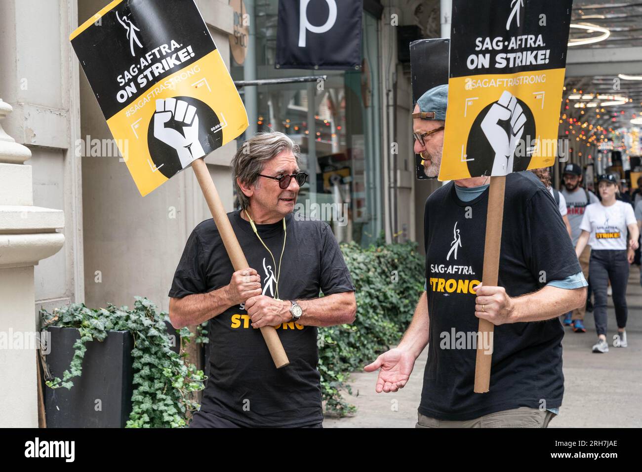 New York, New York, USA. 14. Aug. 2023. Griffin Dunne schloss sich WGA- und SAG-AFTRA-Mitgliedern an, um Streikposten zu führen, während sie Vertragsverhandlungen bei Netflix und Warner Bros. Antreten Discovery Offices in New York am 14. August 2023 (Kreditbild: © Lev Radin/ZUMA Press Wire) NUR REDAKTIONELLE VERWENDUNG! Nicht für den kommerziellen GEBRAUCH! Kredit: ZUMA Press, Inc./Alamy Live News Stockfoto