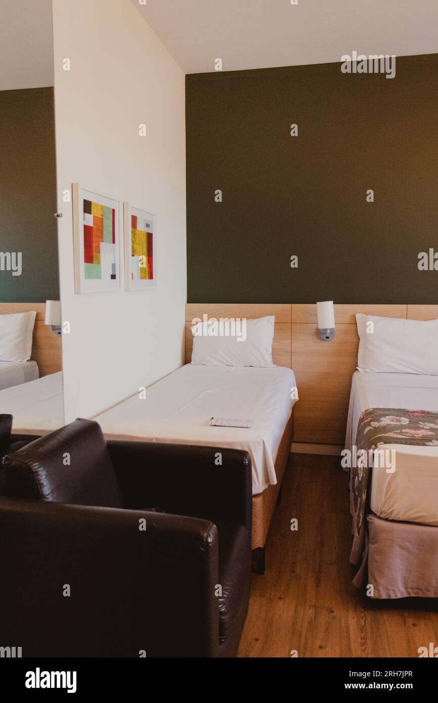 Blick vom Einzelbett im Hotelzimmer Stockfoto
