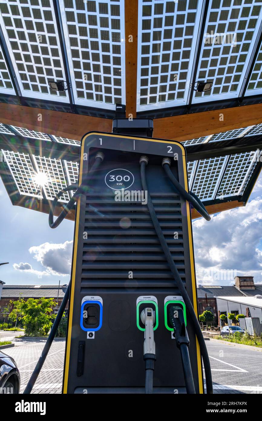 E-Tankstelle auf dem Gelände der ehemaligen Lohberg-Grube in Dinslaken, 4 300-kW-Schnellladesäulen, vom Anbieter Fastned, der Ladestrom Stockfoto