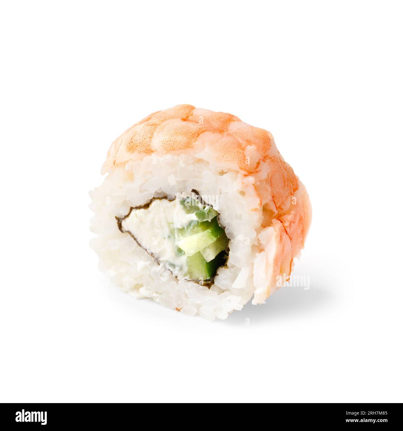 Sushi-Brötchen mit Garnelen, Gurke und Frischkäse aus nächster Nähe, isoliert auf weißem Hintergrund. Stockfoto
