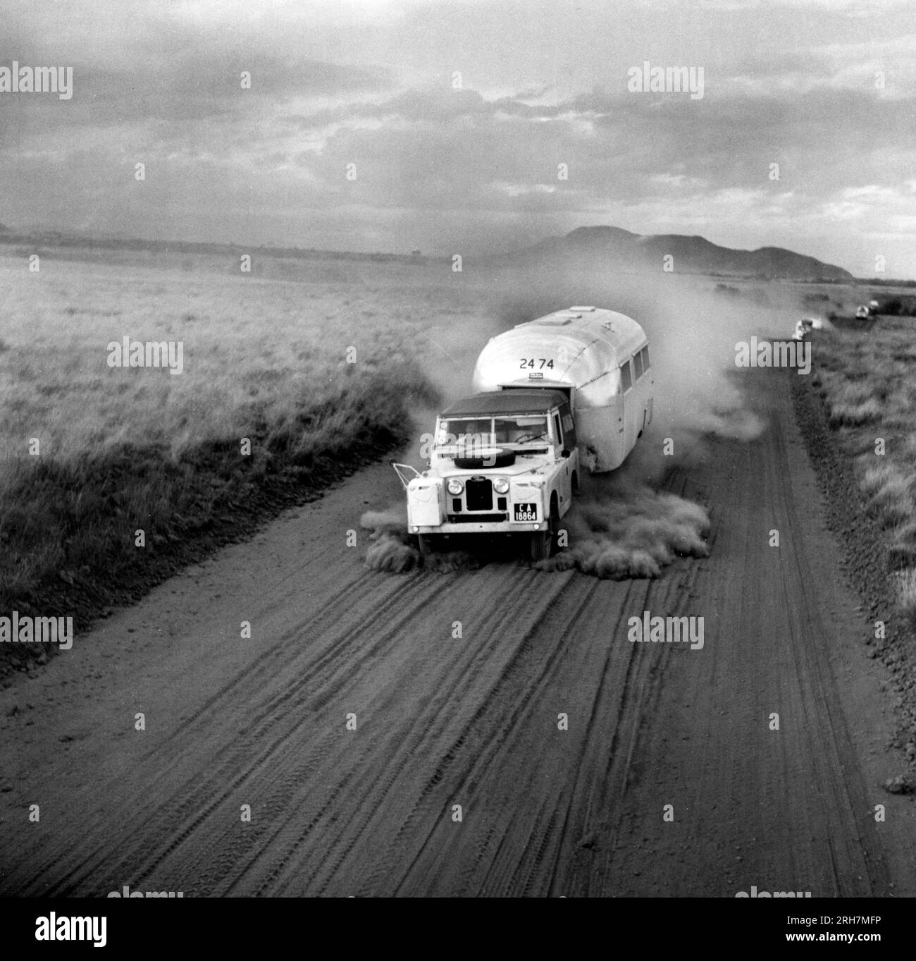 Airstream Trailer wird auf einer staubigen Straße in der Nähe von Wajir, Kenia, in Afrika abgezogen Stockfoto